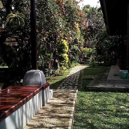 Madra Homestay Ubud Buitenkant foto